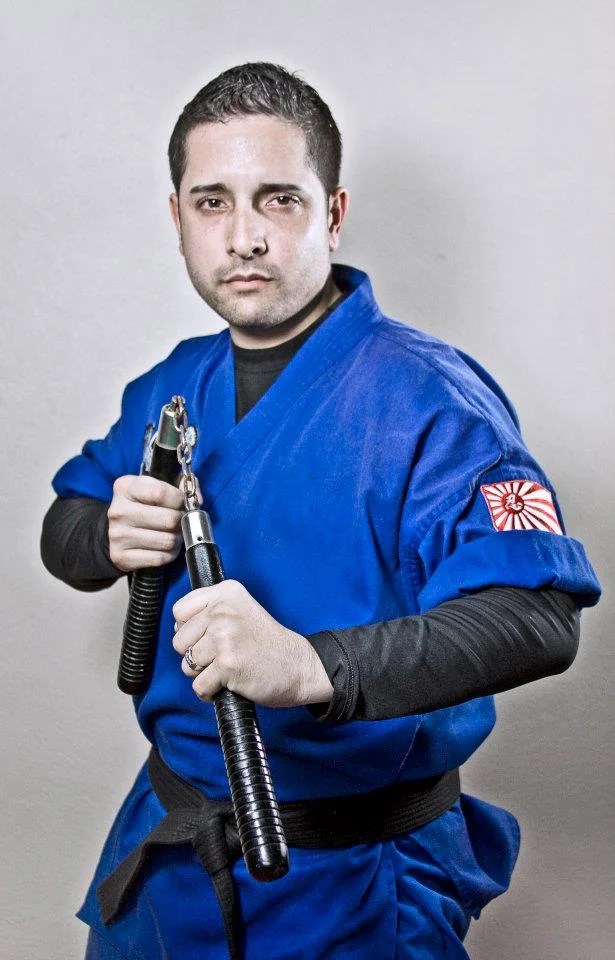 Mi vida fue bendecida desde el momento que tomé la decisión de abrirle la puerta al mundo de las artes marciales, pero específicamente al sueño de Sensei Víctor Suárez.

En esta jornada pude obtener unas herramientas que le han dado estructura a mi vida, como artista marcial, como servidor público, hijo, esposo y sobre todo como padre y líder de familia.

Estas herramientas, disciplinas y enseñanzas también me han permitido reconocer las prioridades en mi vida y las batallas que debo dar.