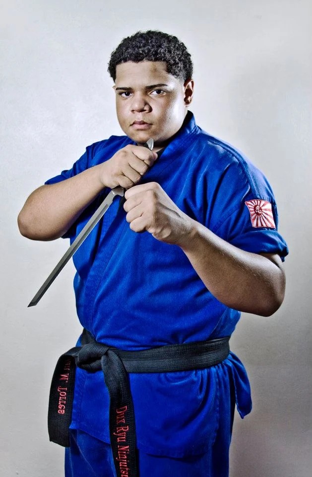 El ninjutsu, arte marcial tradicional? Depende de tu perspectiva.

Para mi fue un vehiculo para descubrir que los limites del cuerpo se llevan de mano con nuestra mente. El balance de la vida que necesitamos tener. Nuestra frase "solo los duros quedan" para mi no es de masa corporal sino de espirítu.

observar, igualar y superar los retos que me rodean. Eso me enseño el "nin"; la perseverancia.

No se trata de ser el más fuerte o rudo sino que en base a la perseverancia, en todo, nos hacemos mas duros para enfrentar la vida.