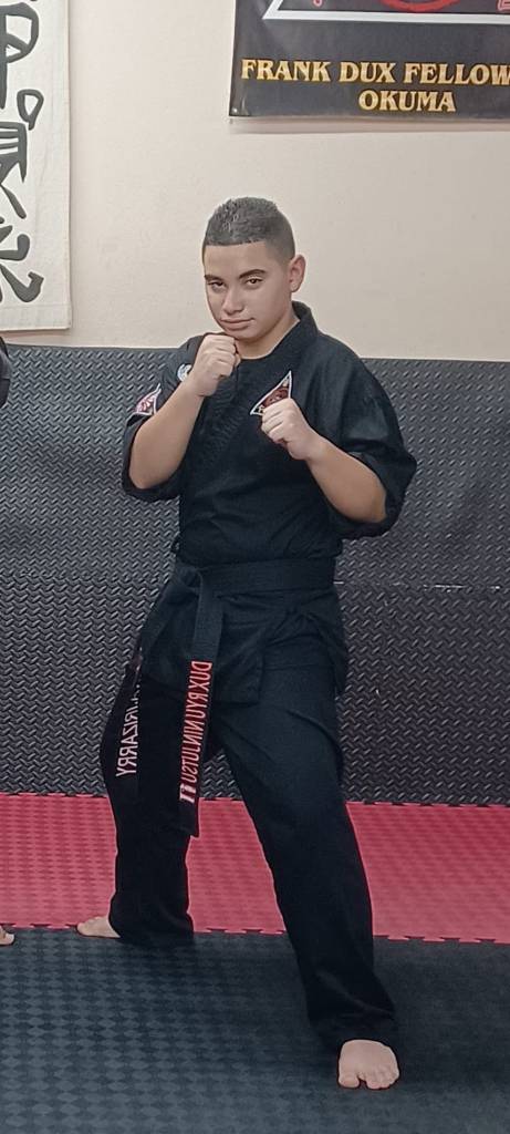 Empecé desde bien temprano en el Dojo (4 años y medio). Quería aprender todo y rápido. Muchas veces me frustré por que siempre fui el mas pequeño, pero mi Sensei mi enseño que mi estatura no era una debilidad sino era mi fortaleza. Desde que vi la primera clase, supe que esto era lo que queria hacer y casi 12 años despues sigo aqui, y sigo aprendiendo. Mi dojo es mi segunda casa, por que si no estoy en mi casa, seguramente estoy en el dojo metido. Aqui aprendi en confiar mas en mi y no tenerle miedo a ningun obstaculo. El Dojo es donde creci y pude encontrar un lugar donde puedo ser yo. He tenido la oportunidad de ser campeón mundial en diferentes categorias, representando a Puerto Rico y al Dux Ryu.