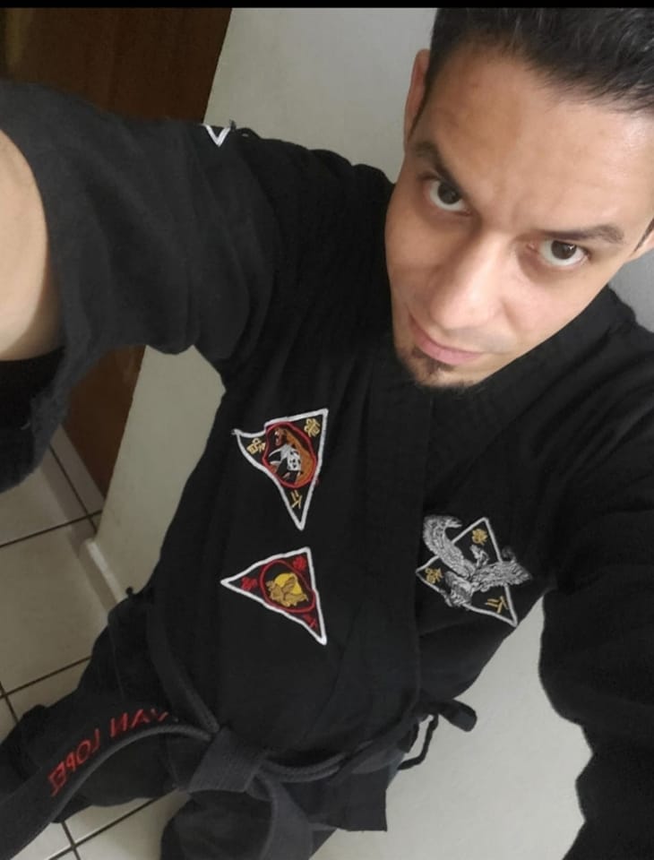 Comenzé en el Ryu/Dojo de Carolina a finales de 2014 luego de algün tiempo en busqueda de un lugar donde aprender defensa personal. Tan pronto descubri que en el dojo de Carolina enseñaban Ninjutsu no dudé en comenzar. El Ninjutsu fuà un arte que por muchos años queria conocer y aprender. La experiencia ha sido toda una aventura de aprendizaje y crecimiento. Un lugar excelente donde aprender defensa personal, combate a mano libre y armas tradicionales.