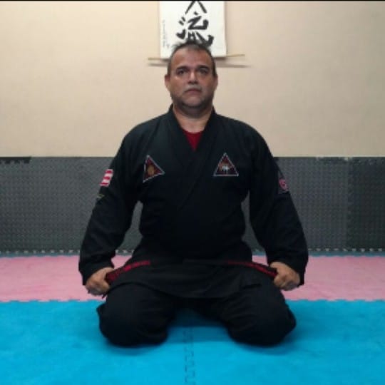 Siempre he sido amante de los deportes, en mi juventud fui fisicoculturista entre otras cosas, sin embargo buscaba algo mas en lo que pudiera desarrollarme y no es hasta que doy con el dojo, donde comencé un camino que me ha llevado a redescubrirme y enfocarme.

Ser parte de Dux Ryu , de el Dojo , me ha ayudado a ver la vida de una forma mas clara, también me ha ayudado a tomar mejores decisiones basadas en la disciplina y pensamiento y no en las emociones.